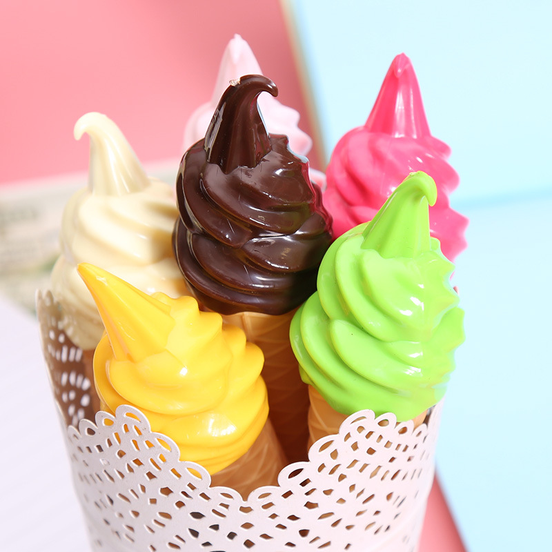 Niedlicher Kugelschreiber in Eiscreme-Simulation
